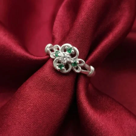 925 Sterling Silver Floral Clover Ring with Emerald Green Stones for Women & Girls